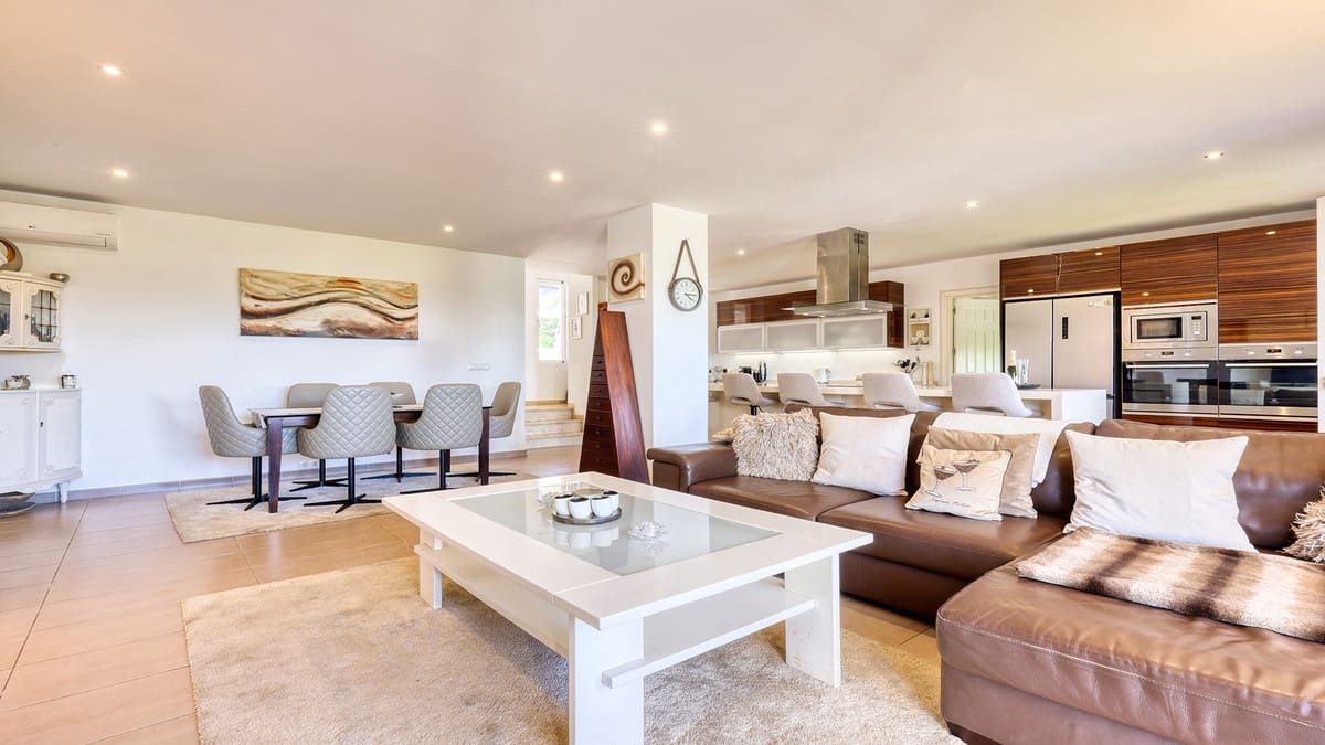 4 soverom Villa til salgs i La Duquesa / Puerto de la Duquesa med svømmebasseng - € 650 000 (Ref: 9943786)