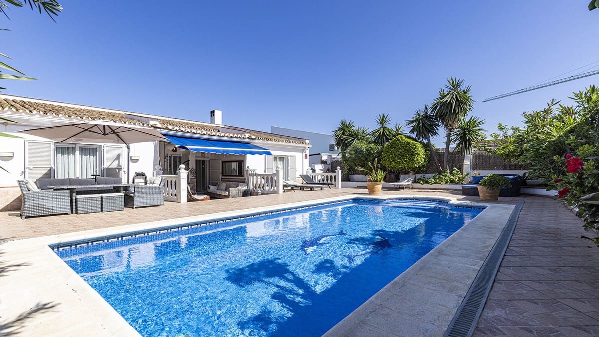 4 soverom Villa til salgs i La Duquesa / Puerto de la Duquesa med svømmebasseng - € 650 000 (Ref: 9943786)