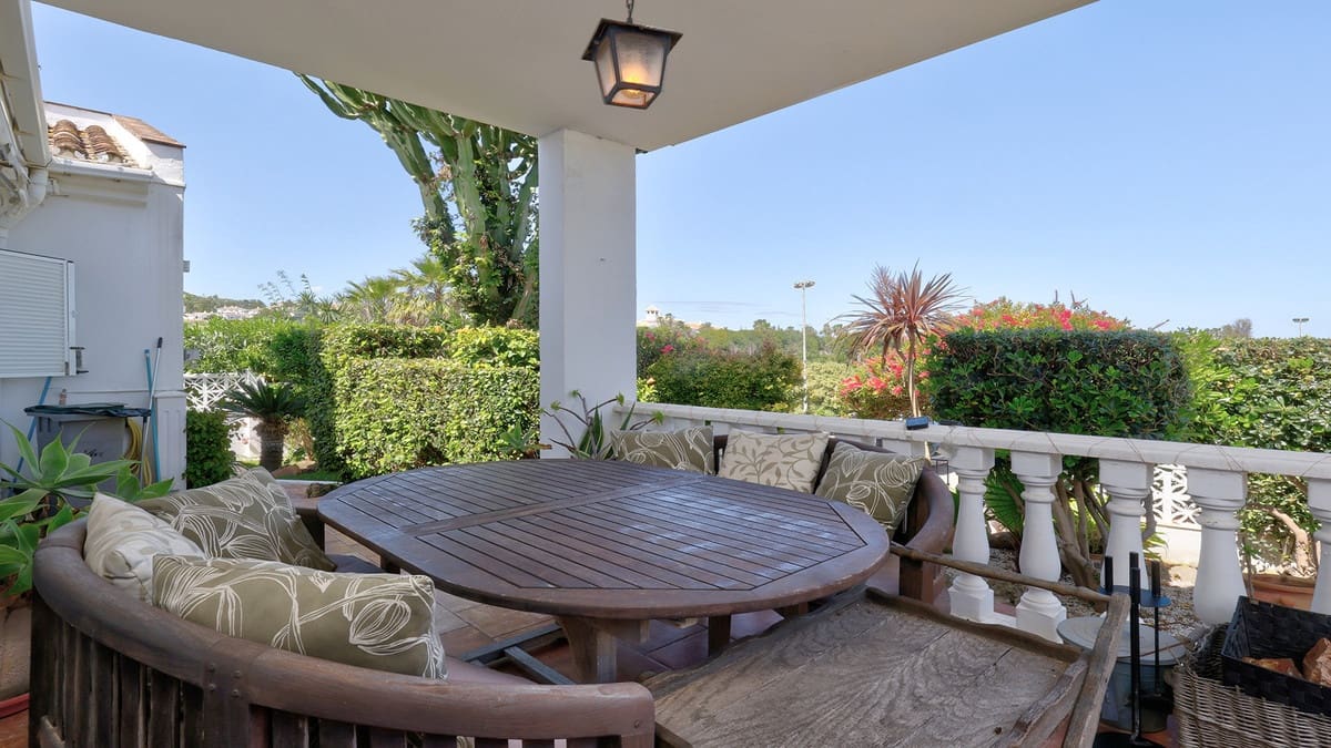 4 soverom Villa til salgs i La Duquesa / Puerto de la Duquesa med svømmebasseng - € 650 000 (Ref: 9943786)