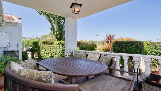 4 soverom Villa til salgs i La Duquesa / Puerto de la Duquesa, Manilva med svømmebasseng - € 650 000 (Ref: 9943786)