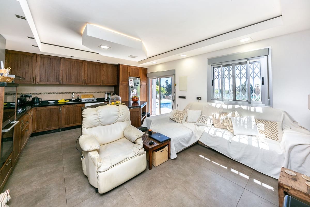 10 quarto Quinta/Casa Rural para venda em Estepona com piscina garagem - 830 000 € (Ref: 9945970)