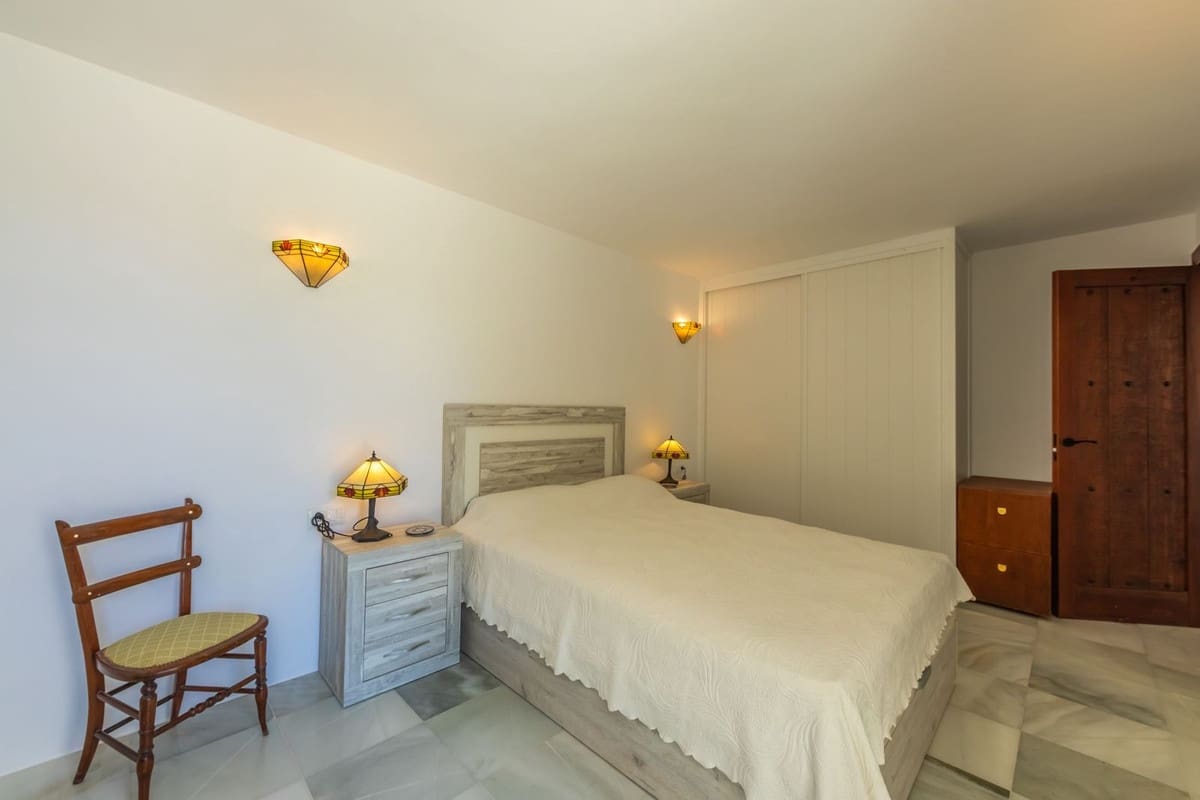 3 bedroom Villa for sale in Estepona with pool garage - € 950,000 (Ref: 9948324)