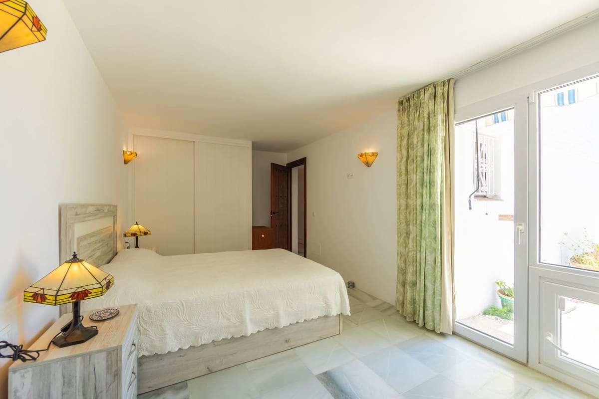 3 bedroom Villa for sale in Estepona with pool garage - € 950,000 (Ref: 9948324)
