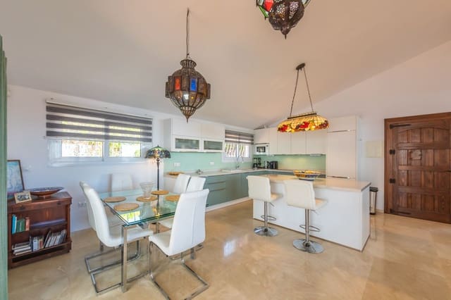 3 bedroom Villa for sale in Estepona with pool garage - € 950,000 (Ref: 9948324)