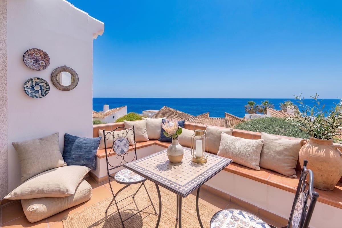 3 bedroom Villa for sale in Estepona with pool garage - € 950,000 (Ref: 9948324)