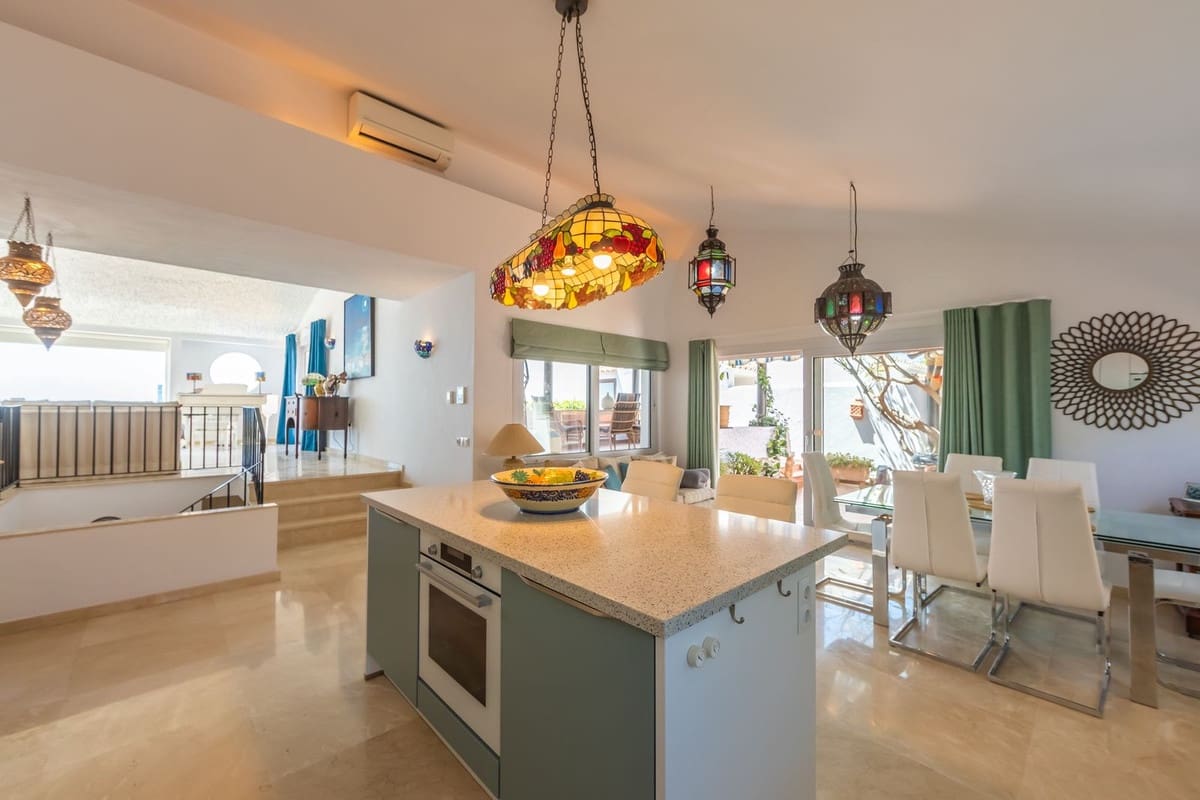 3 bedroom Villa for sale in Estepona with pool garage - € 950,000 (Ref: 9948324)