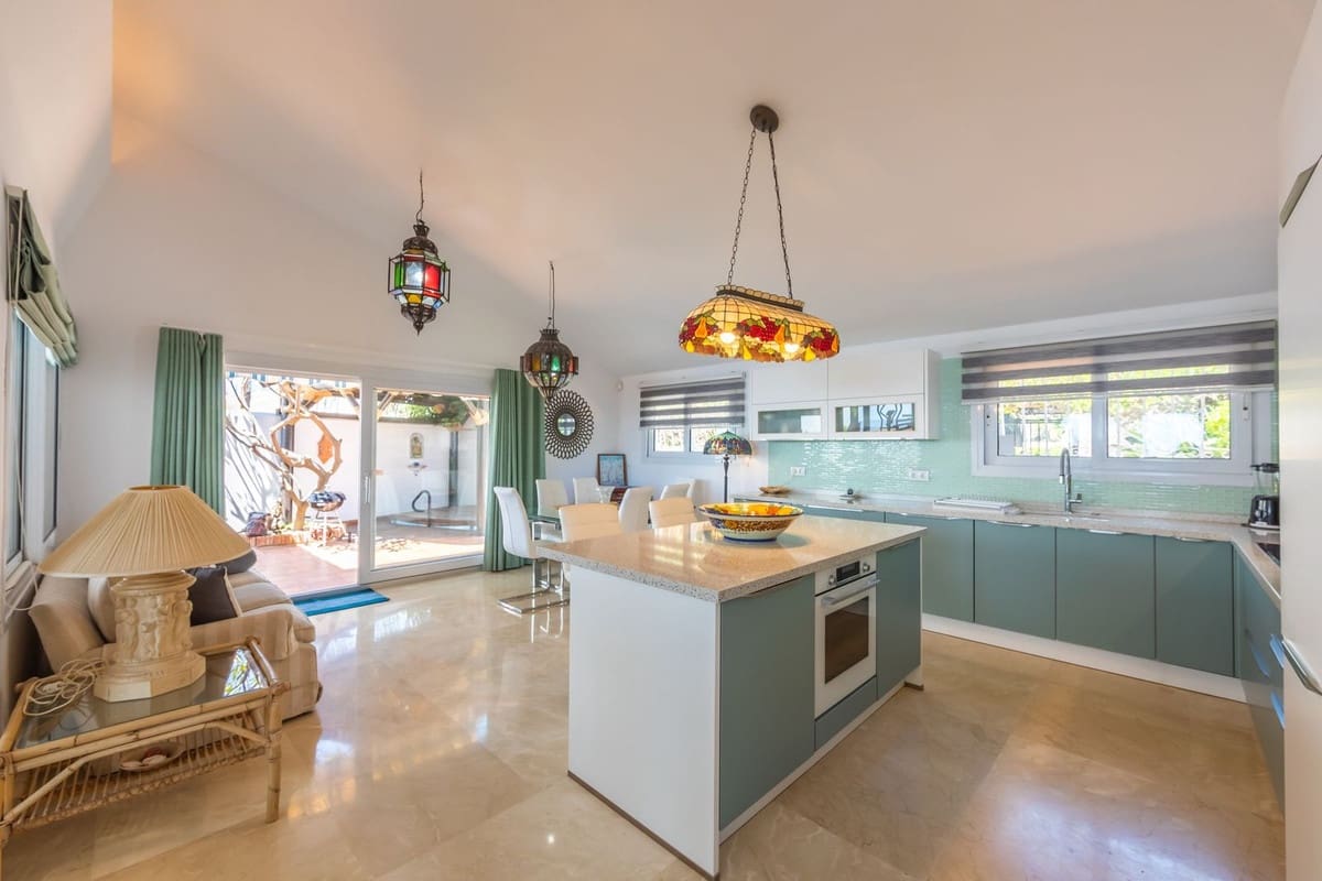 3 bedroom Villa for sale in Estepona with pool garage - € 950,000 (Ref: 9948324)