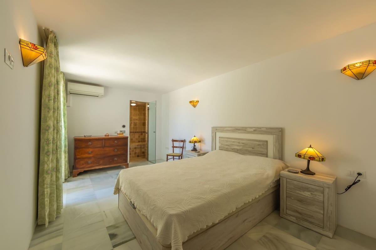 3 bedroom Villa for sale in Estepona with pool garage - € 950,000 (Ref: 9948324)
