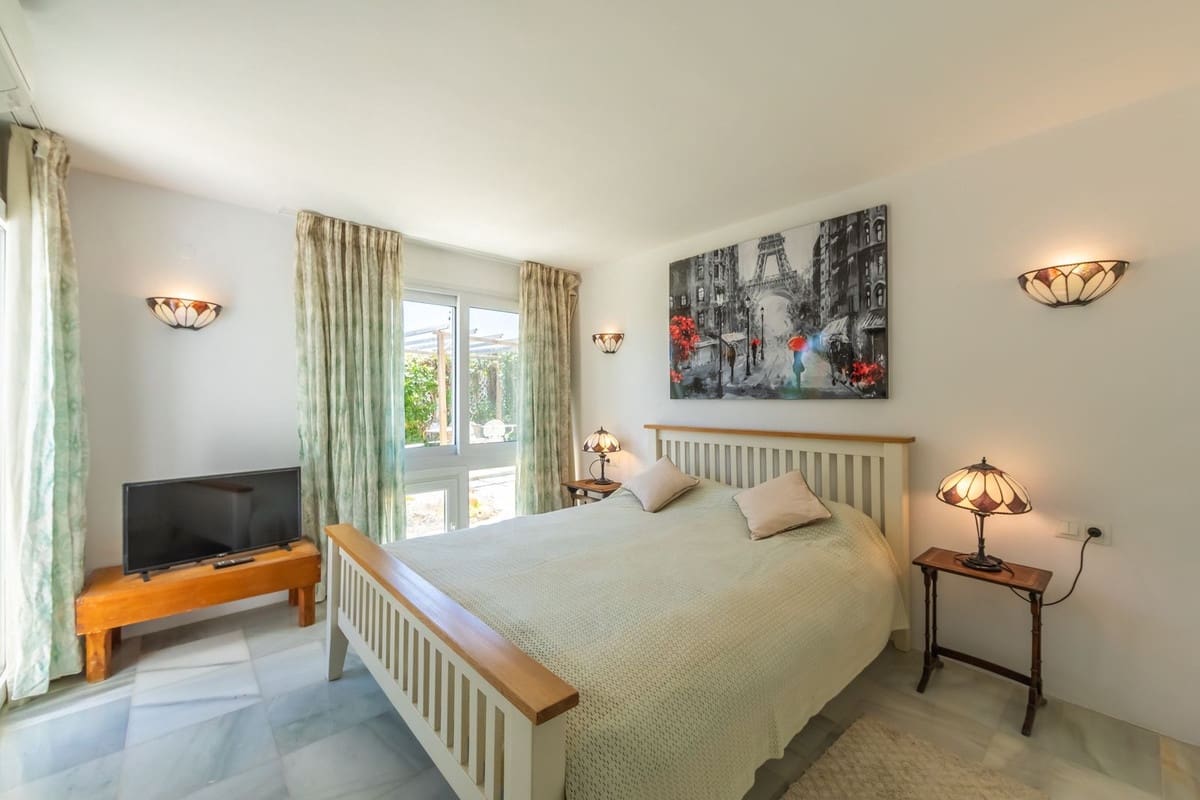 3 bedroom Villa for sale in Estepona with pool garage - € 950,000 (Ref: 9948324)