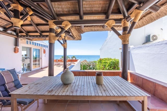 3 bedroom Villa for sale in Estepona with pool garage - € 950,000 (Ref: 9948324)