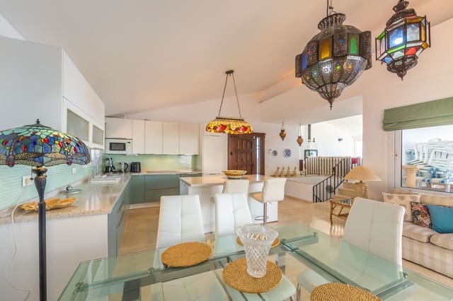 3 bedroom Villa for sale in Estepona with pool garage - € 950,000 (Ref: 9948324)