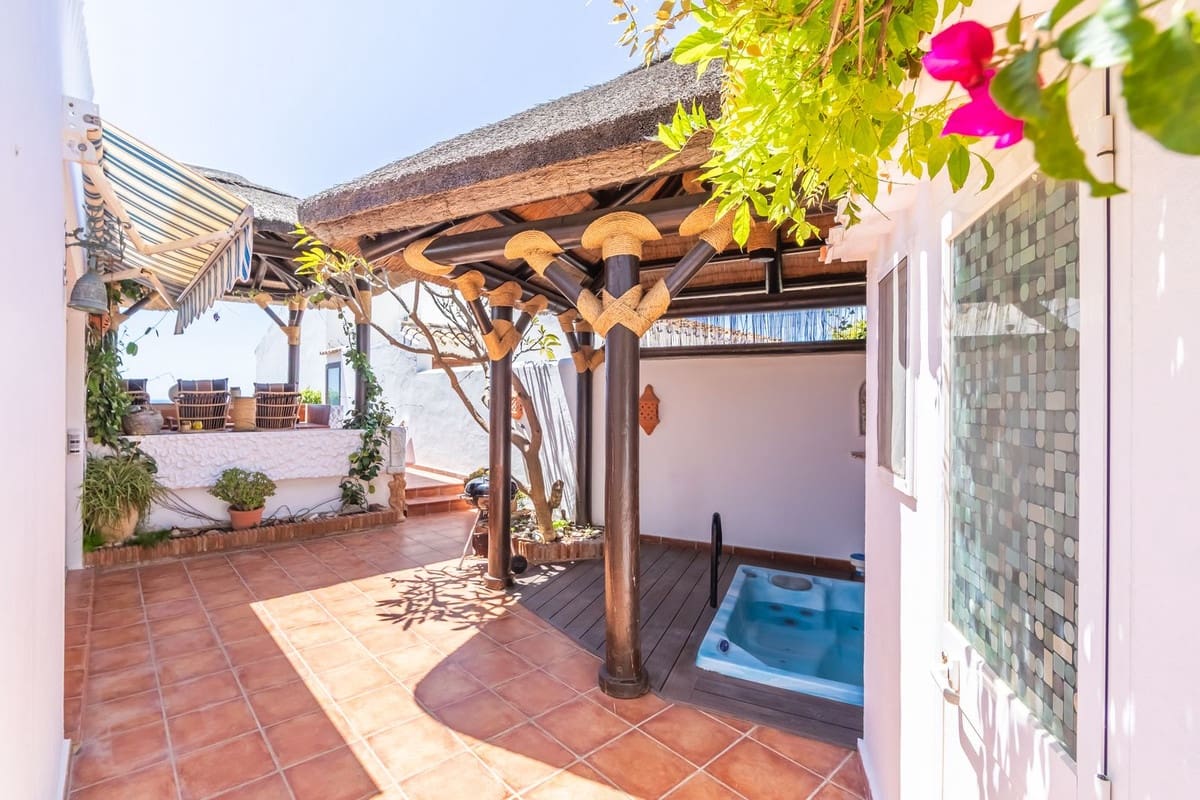 3 bedroom Villa for sale in Estepona with pool garage - € 950,000 (Ref: 9948324)