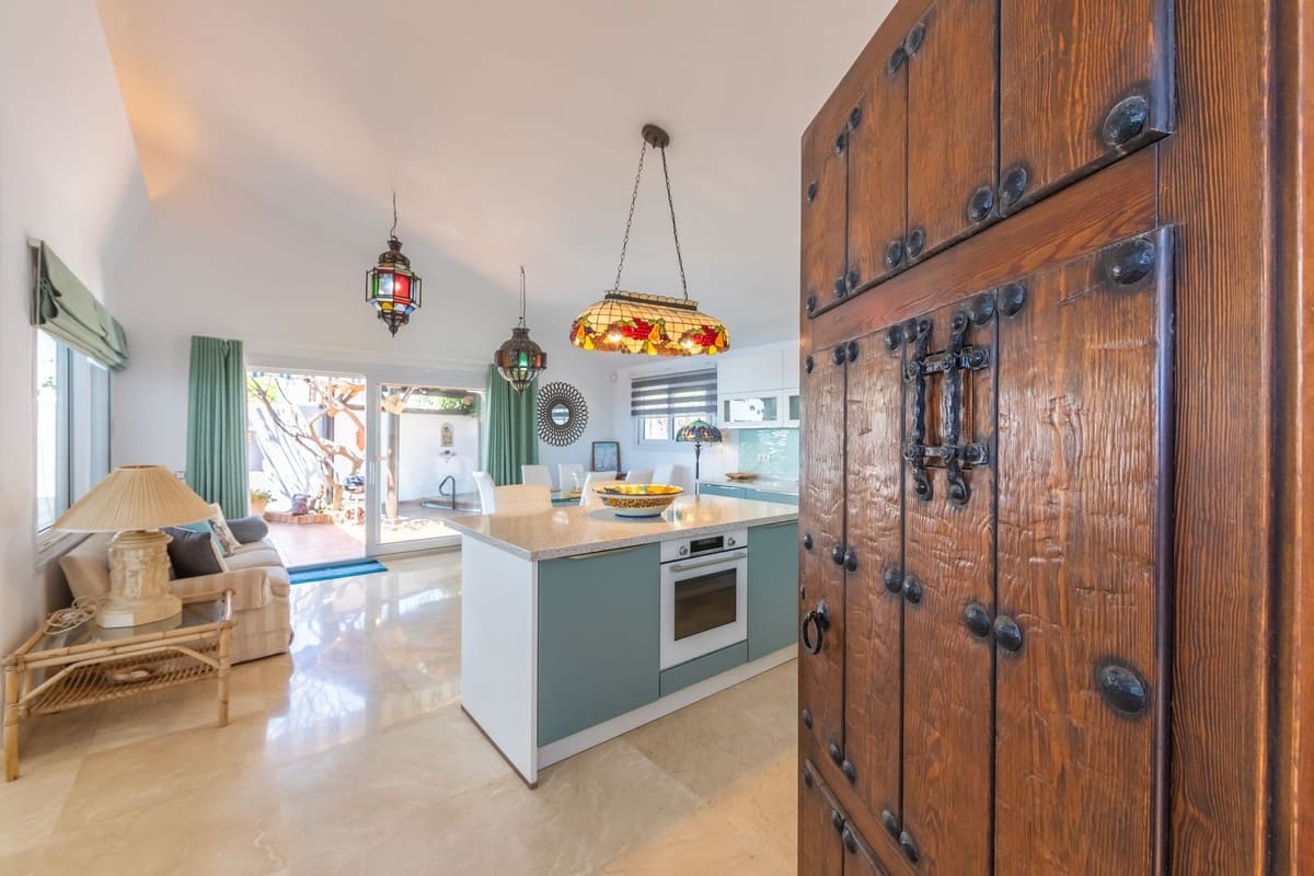 3 bedroom Villa for sale in Estepona with pool garage - € 950,000 (Ref: 9948324)