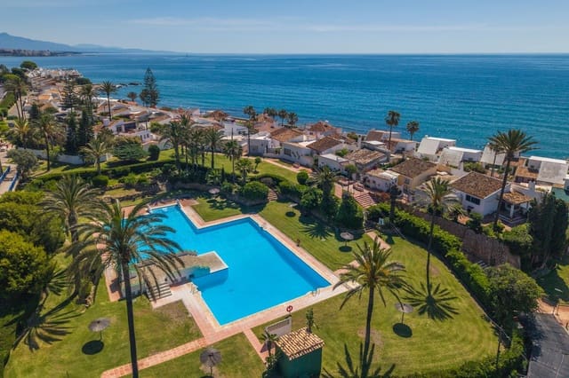 3 bedroom Villa for sale in Estepona with pool garage - € 950,000 (Ref: 9948324)