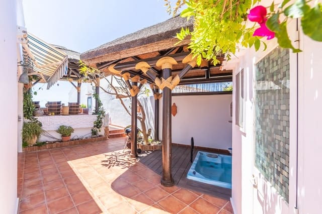 3 bedroom Villa for sale in Estepona with pool garage - € 950,000 (Ref: 9948324)