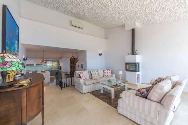 3 bedroom Villa for sale in Estepona with pool garage - € 950,000 (Ref: 9948324)