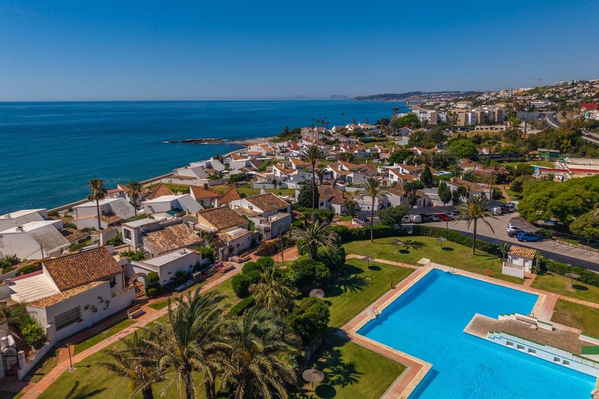 3 bedroom Villa for sale in Estepona with pool garage - € 950,000 (Ref: 9948324)
