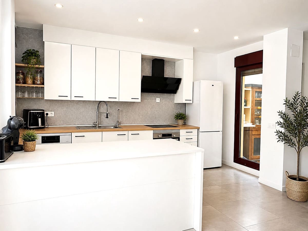 5 slaapkamer Villa te koop in New Golden Mile met zwembad garage - € 659.000 (Ref: 9955988)