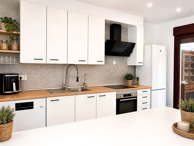 5 slaapkamer Villa te koop in Selwo, Estepona met zwembad garage - € 659.000 (Ref: 9955988)