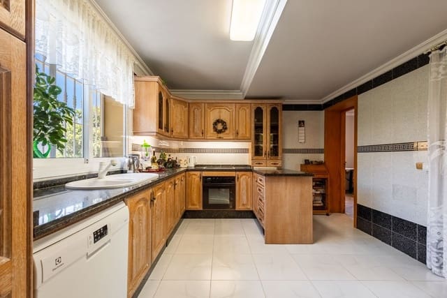 5 sypialnia Willa na sprzedaż w Atalaya-Isdabe, Estepona z basenem garażem - 1 295 000 € (Ref: 9955993)