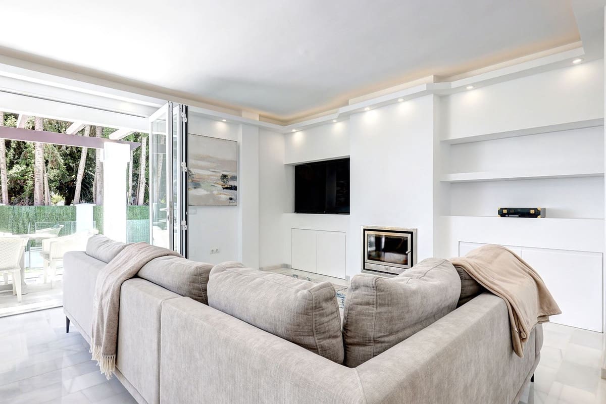 5 bedroom Villa for sale in Estepona with pool garage - € 1,649,000 (Ref: 9958159)