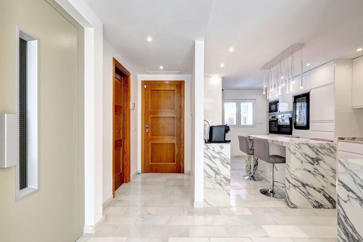 5 bedroom Villa for sale in Estepona with pool garage - € 1,649,000 (Ref: 9958159)