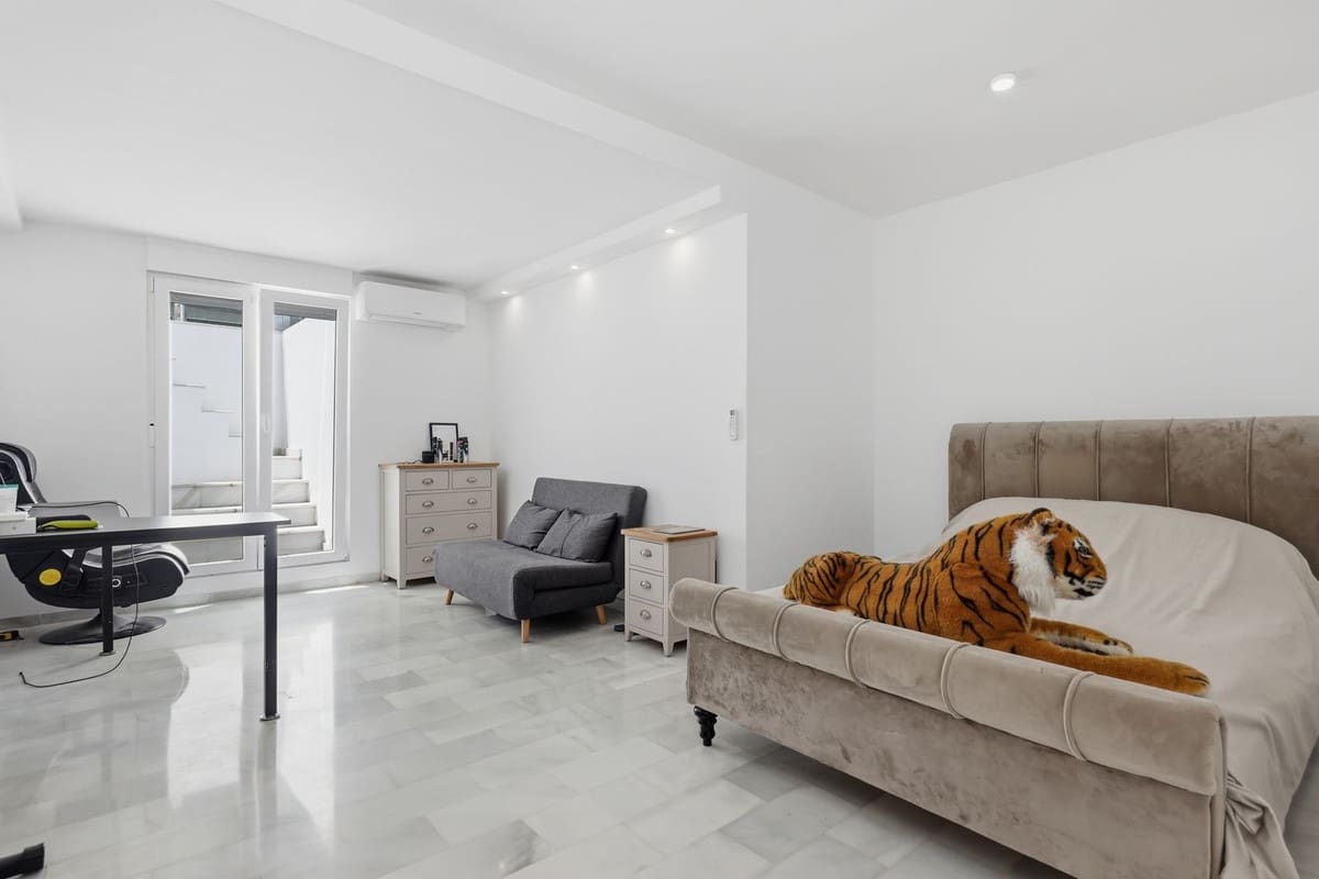 5 bedroom Villa for sale in Estepona with pool garage - € 1,649,000 (Ref: 9958159)