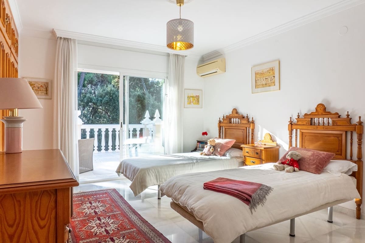 5 bedroom Villa for sale in New Golden Mile with pool garage - € 4,300,000 (Ref: 9958176)