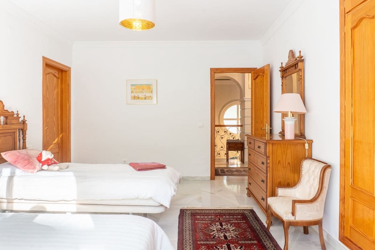 5 bedroom Villa for sale in New Golden Mile with pool garage - € 4,300,000 (Ref: 9958176)