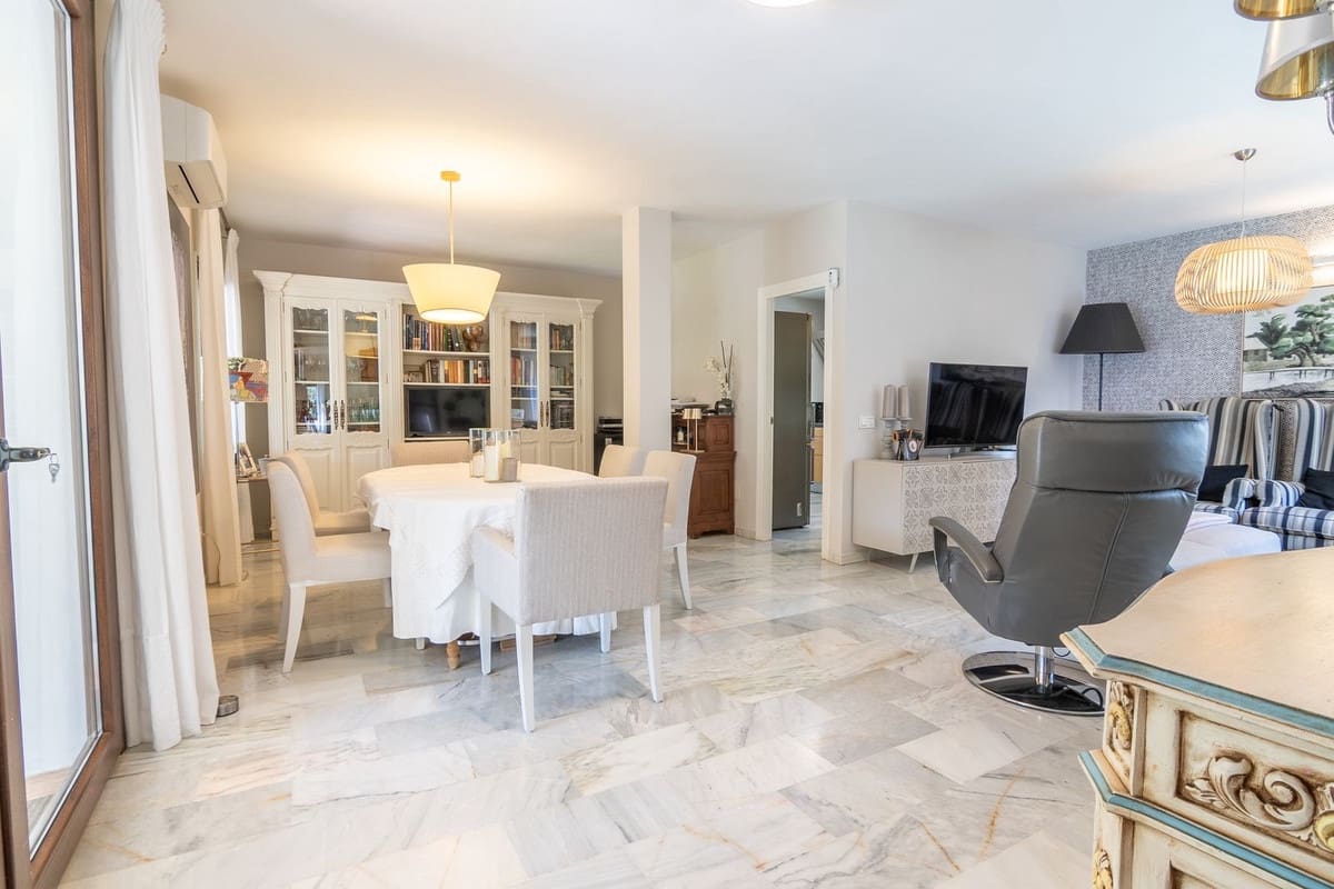 3 bedroom Villa for sale in Estepona with pool garage - € 1,599,000 (Ref: 9959989)