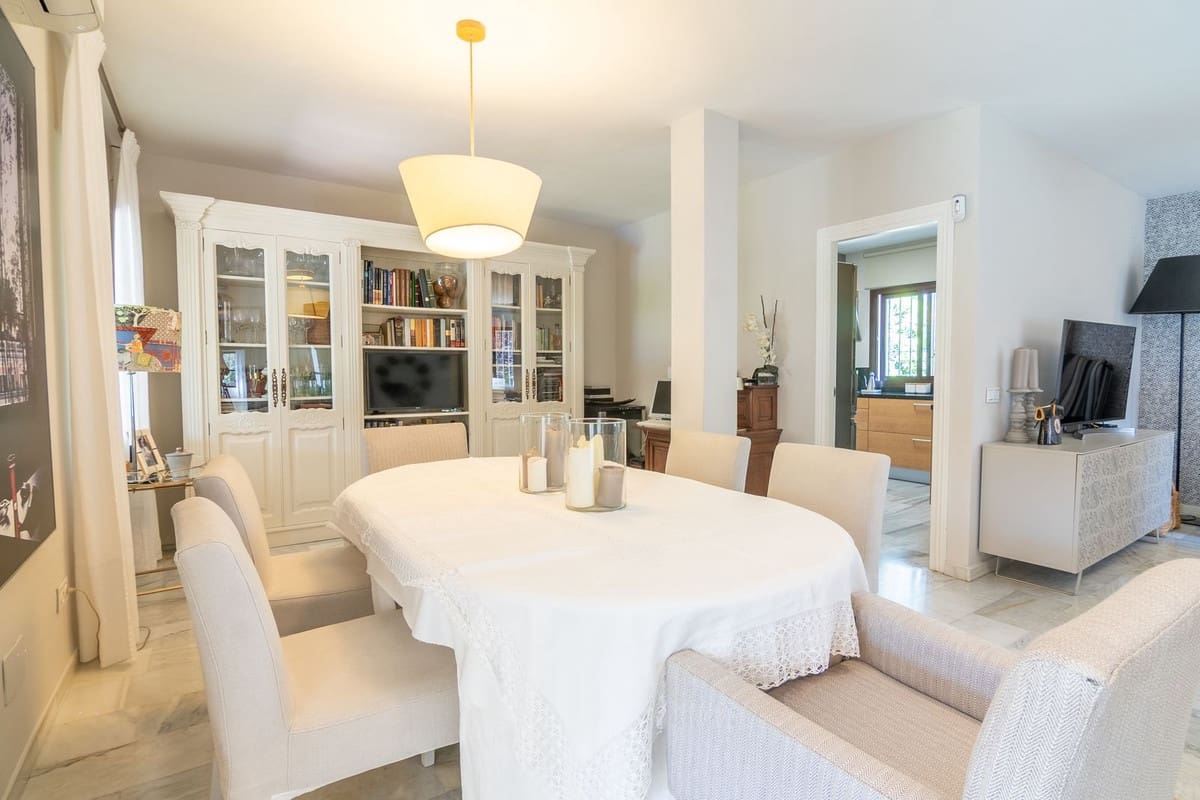 3 bedroom Villa for sale in Estepona with pool garage - € 1,599,000 (Ref: 9959989)