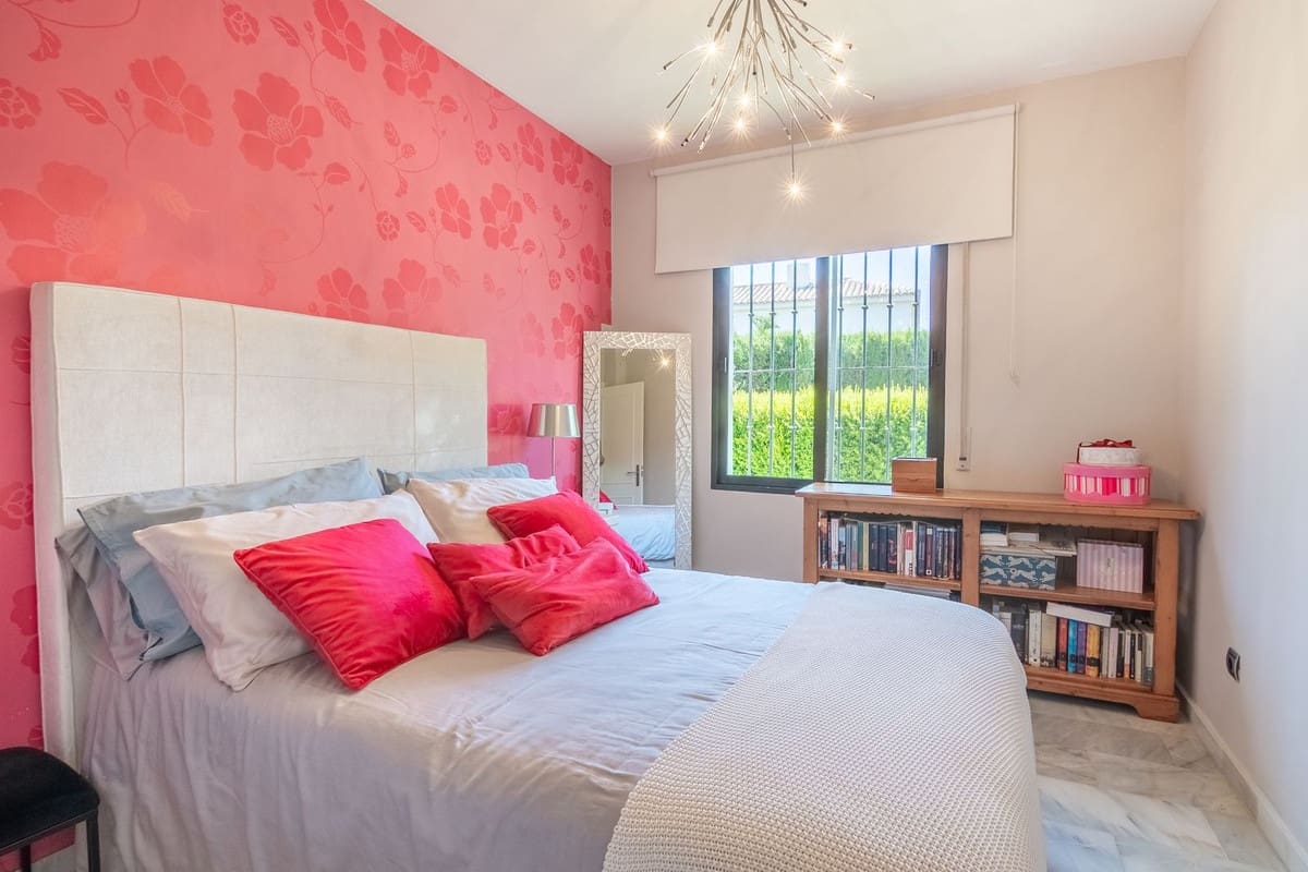 3 bedroom Villa for sale in Estepona with pool garage - € 1,599,000 (Ref: 9959989)