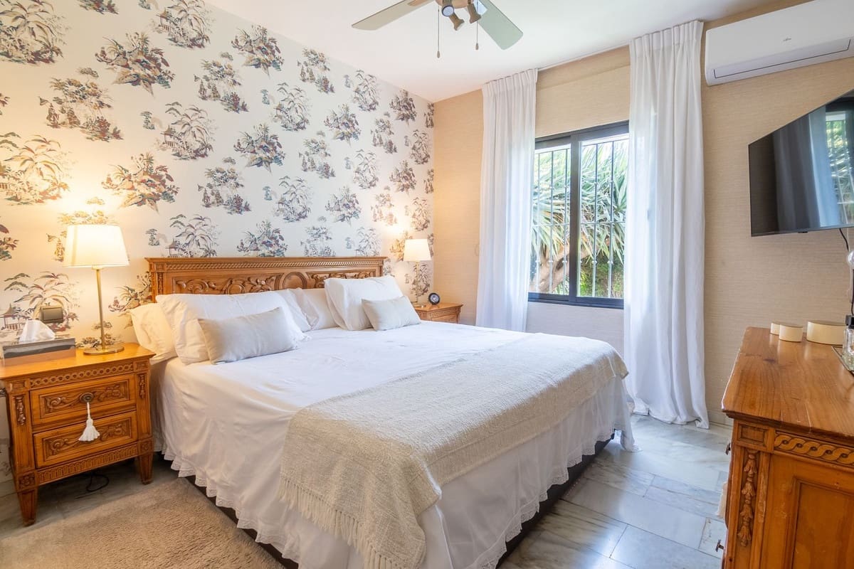 3 bedroom Villa for sale in Estepona with pool garage - € 1,599,000 (Ref: 9959989)