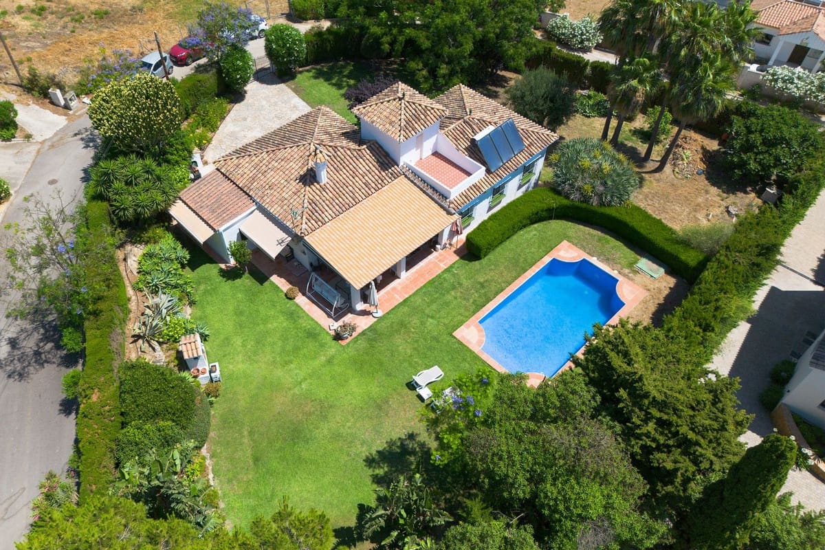 3 bedroom Villa for sale in Estepona with pool garage - € 1,599,000 (Ref: 9959989)