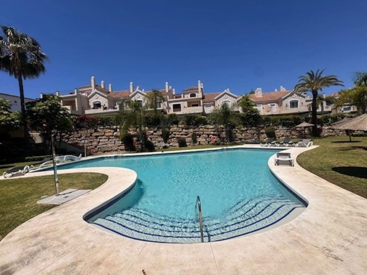 4 quarto Casa em Banda para venda em Benahavis com piscina garagem - 850 000 € (Ref: 9959994)