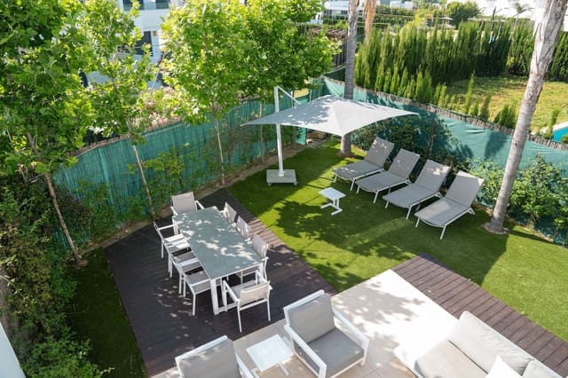 4 soveværelse Byhus til salg i Selwo, Estepona med swimmingpool garage - € 945.000 (Ref: 9959996)