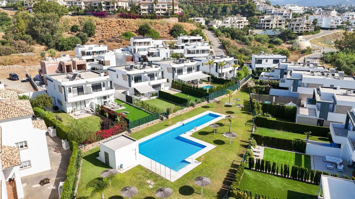4 soveværelse Byhus til salg i New Golden Mile med swimmingpool garage - € 945.000 (Ref: 9959996)