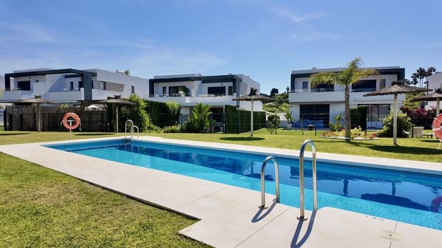 4 soveværelse Byhus til salg i New Golden Mile, Estepona med swimmingpool garage - € 949.000 (Ref: 9965855)