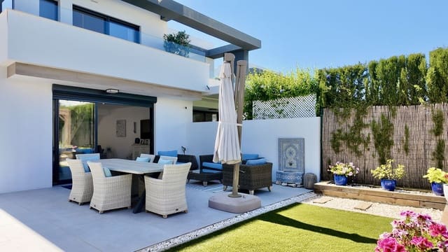 4 soveværelse Byhus til salg i New Golden Mile, Estepona med swimmingpool garage - € 949.000 (Ref: 9965855)