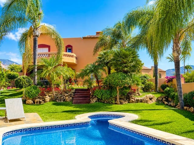 Pareado de 7 habitaciones en Marbella en venta con piscina garaje - 2.195.000 € (Ref: 9985225)