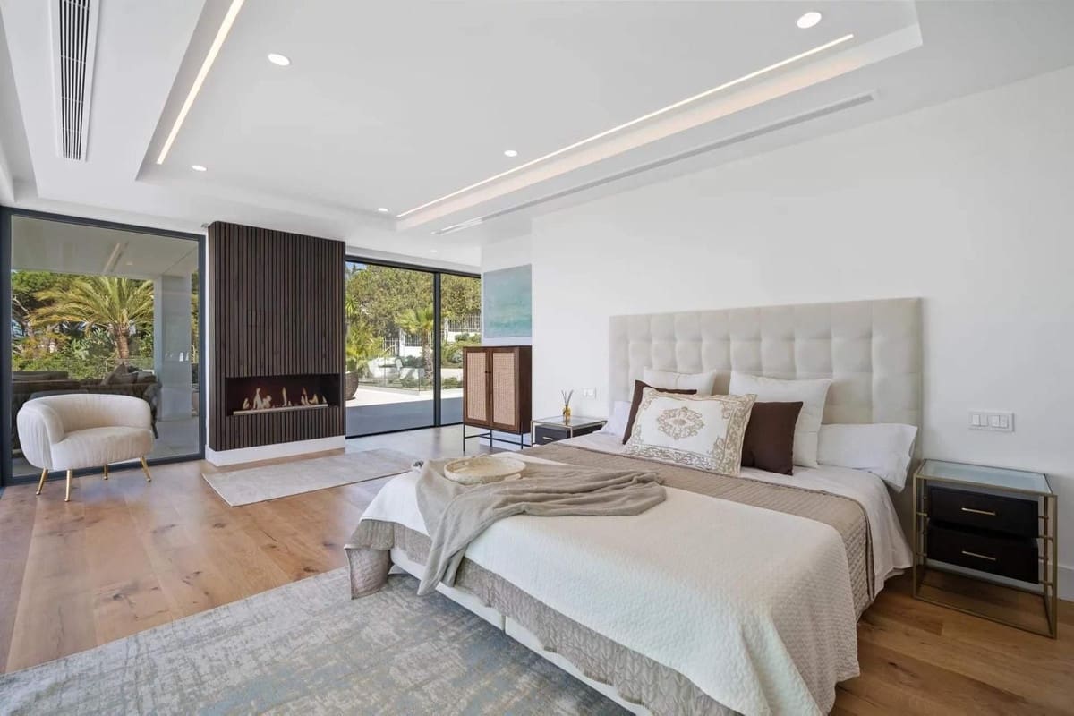 4 bedroom Villa for sale in Marbella with pool garage - € 4,490,000 (Ref: 9985244)