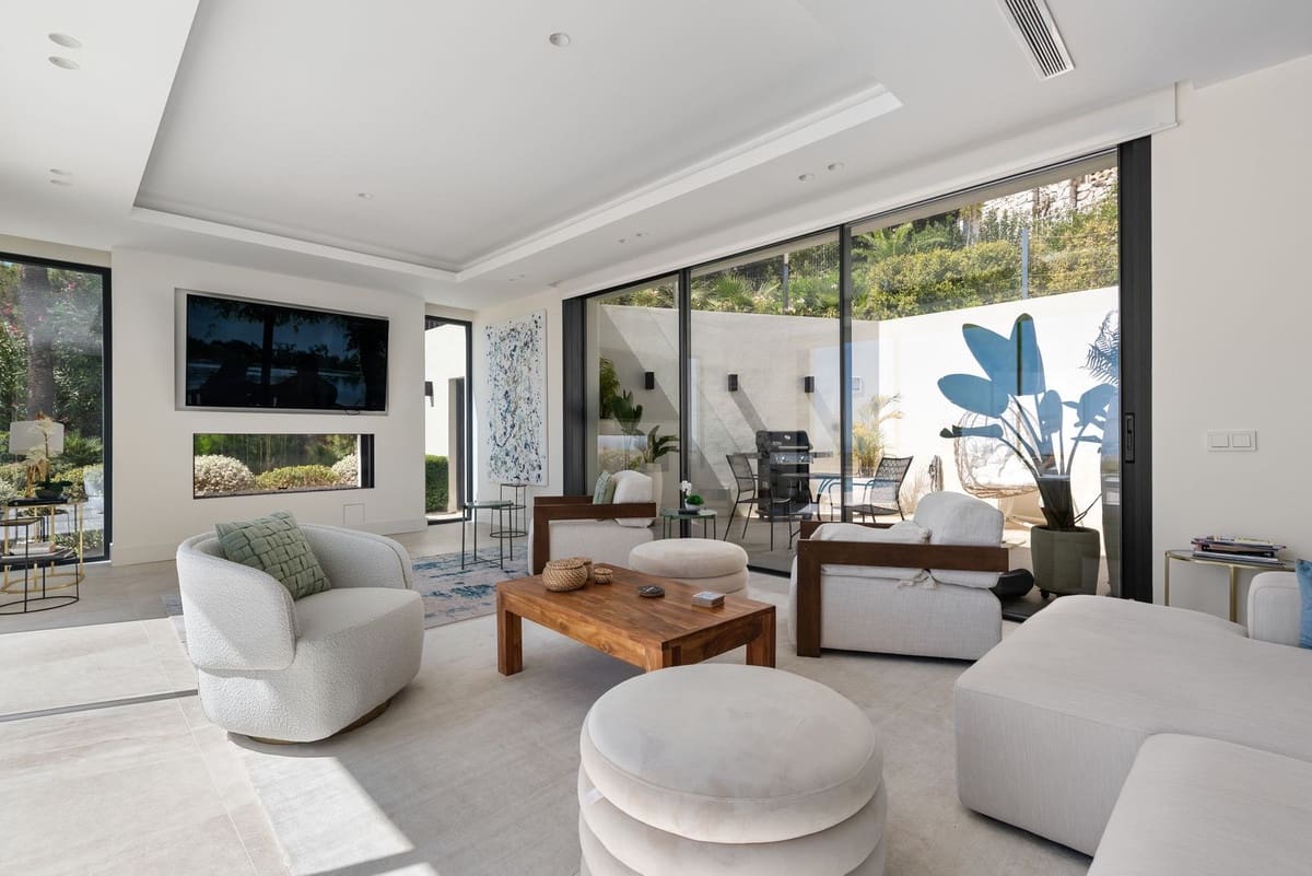 4 bedroom Villa for sale in Marbella with pool garage - € 4,490,000 (Ref: 9985244)