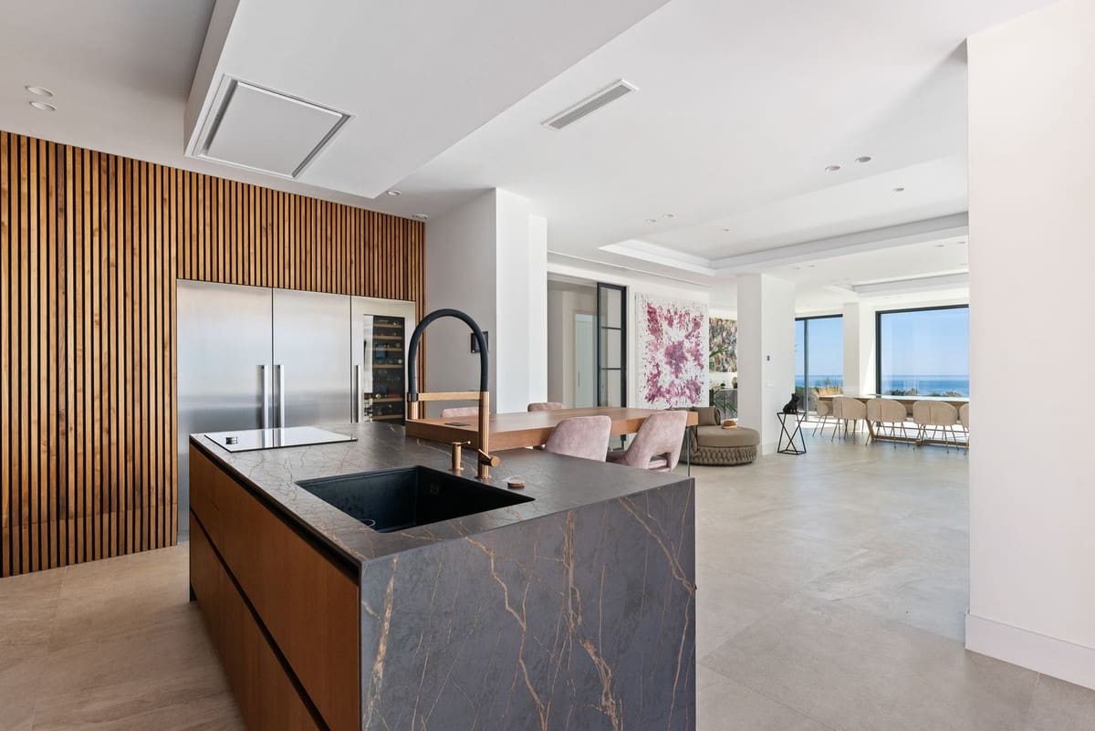 4 bedroom Villa for sale in Marbella with pool garage - € 4,490,000 (Ref: 9985244)