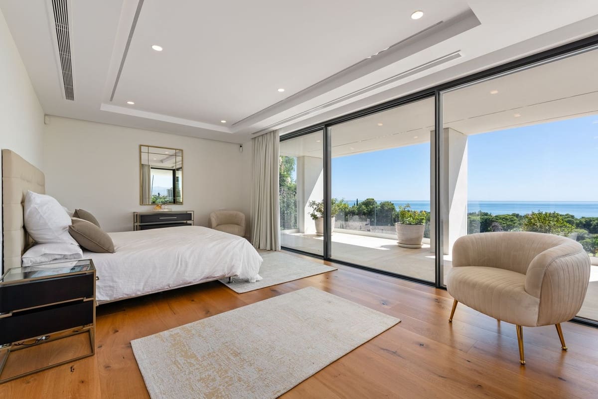4 bedroom Villa for sale in Marbella with pool garage - € 4,490,000 (Ref: 9985244)