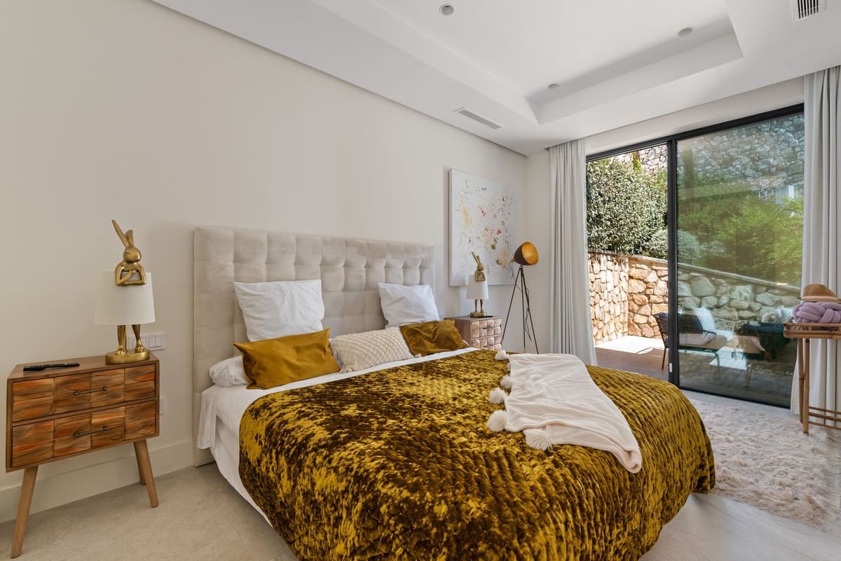 4 bedroom Villa for sale in Marbella with pool garage - € 4,490,000 (Ref: 9985244)