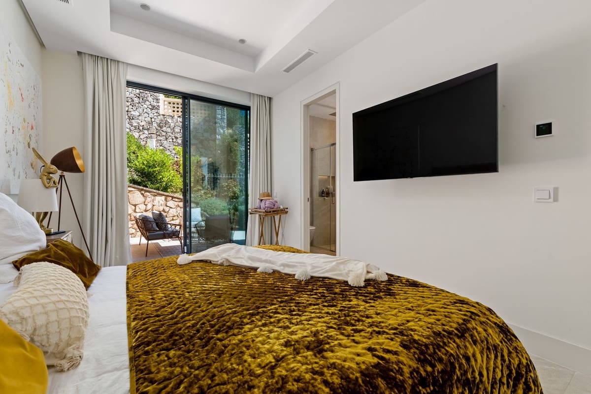 4 bedroom Villa for sale in Marbella with pool garage - € 4,490,000 (Ref: 9985244)