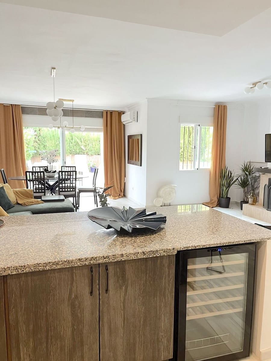 3 soverom Hus til salgs i Malaga by med svømmebasseng garasje - € 795 000 (Ref: 9987052)