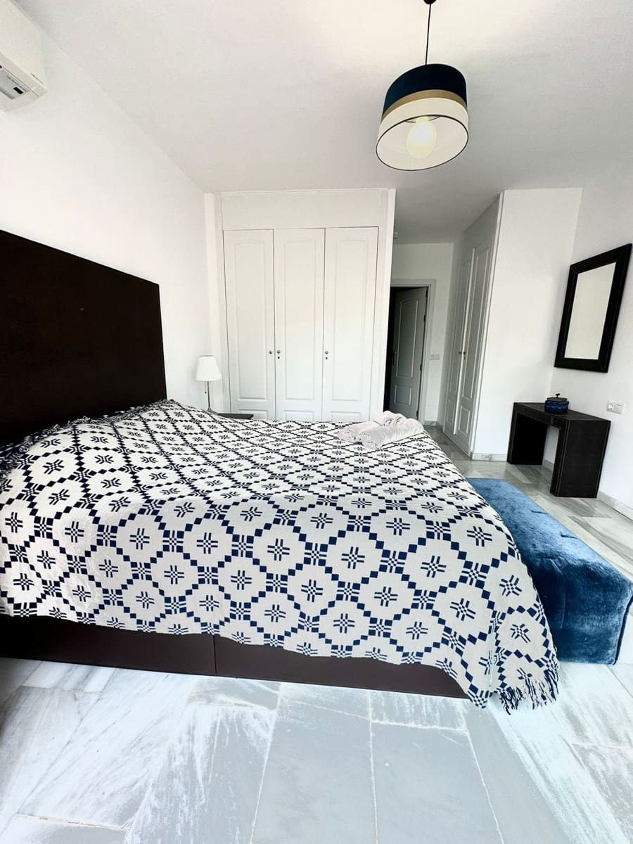 3 soverom Hus til salgs i Malaga by med svømmebasseng garasje - € 795 000 (Ref: 9987052)