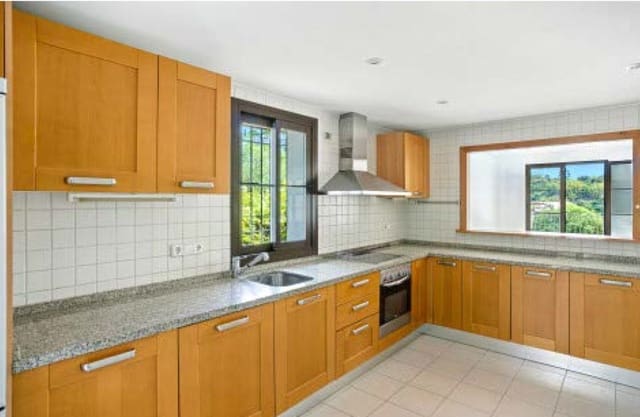 4 soverom Hus til salgs i Los Arqueros, Benahavís med svømmebasseng garasje - € 998 000 (Ref: 9987053)
