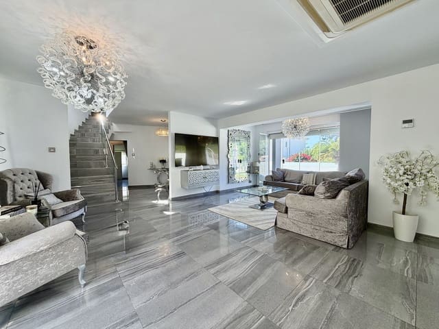 4 soveværelse Villa til salg i Elviria - Cabopino, Marbella med swimmingpool garage - € 1.725.000 (Ref: 9987087)